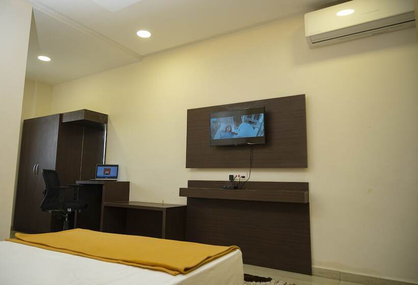 هتل Rajmahal Banquet And Lawn