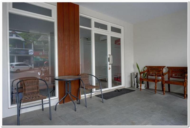 Отель Reddoorz Near Sleman City Hall 2