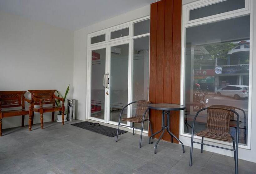 Отель Reddoorz Near Sleman City Hall 2