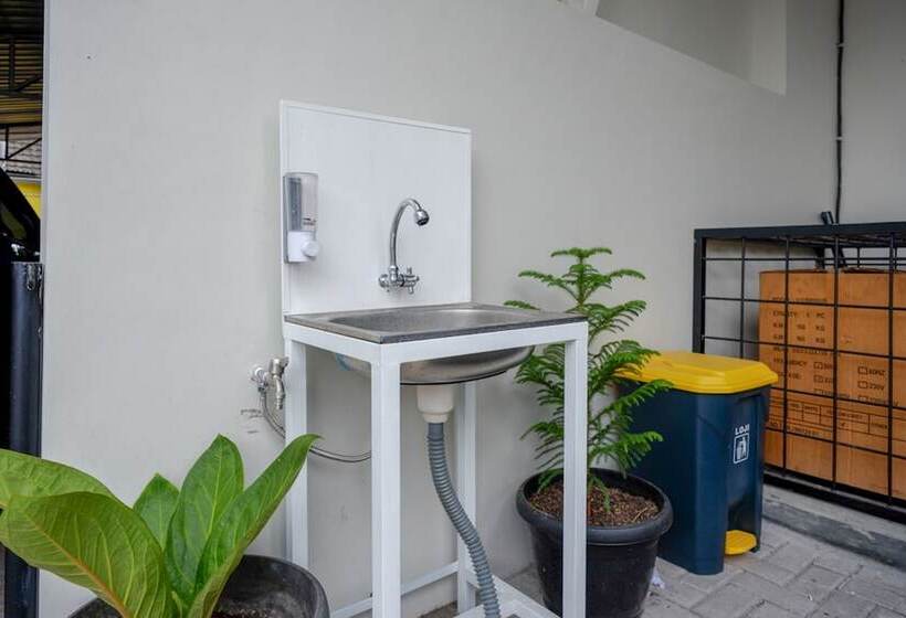 Отель Reddoorz Near Sleman City Hall 2