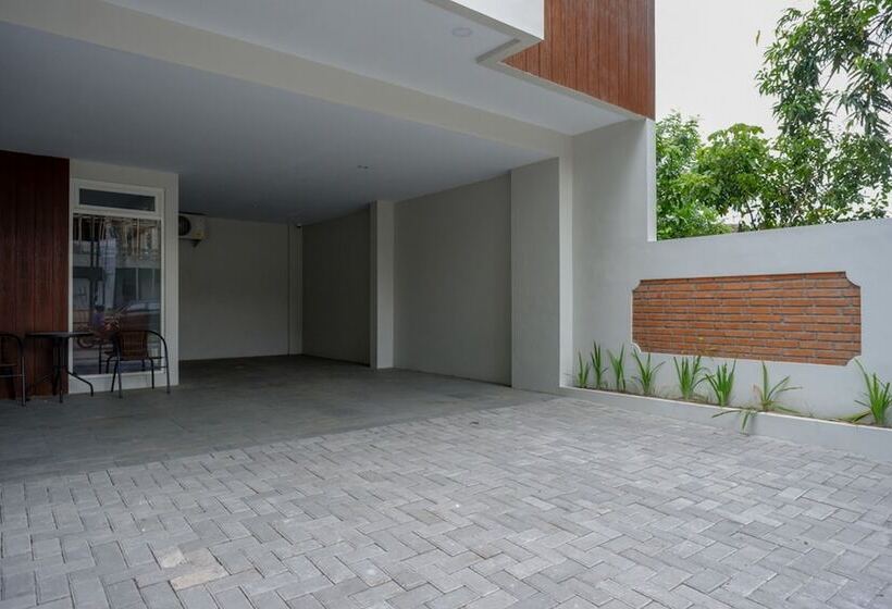 Отель Reddoorz Near Sleman City Hall 2