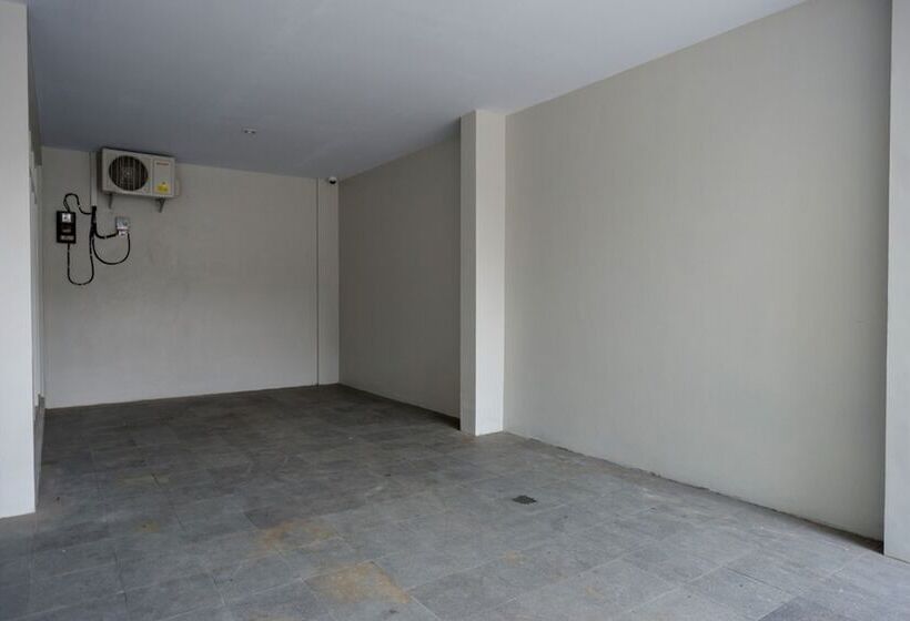 Отель Reddoorz Near Sleman City Hall 2