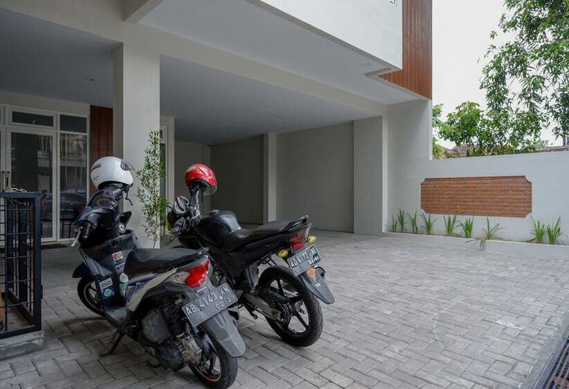 Отель Reddoorz Near Sleman City Hall 2