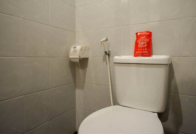 Отель Reddoorz Near Sleman City Hall 2