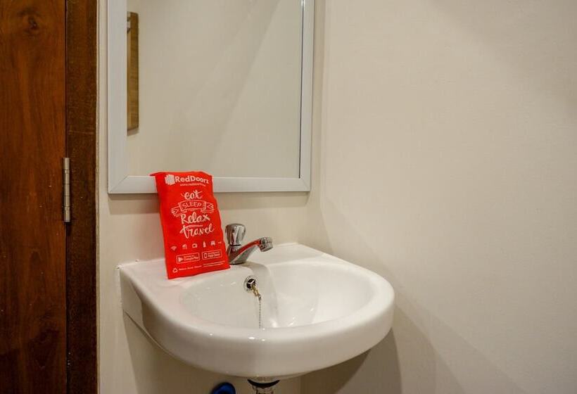 Отель Reddoorz Near Sleman City Hall 2