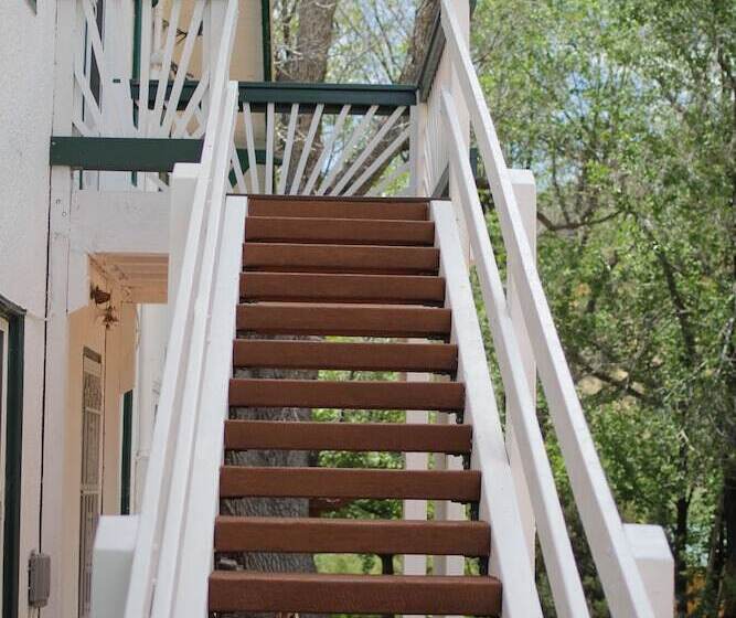 Historic Smith Hotel B&b