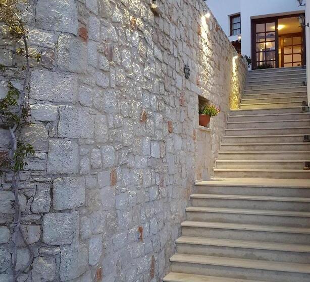 בית מלון כפרי Amazones Village Suites