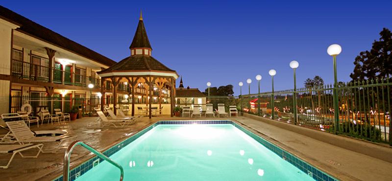 בית מלון כפרי Anaheim Camelot Inn & Suites