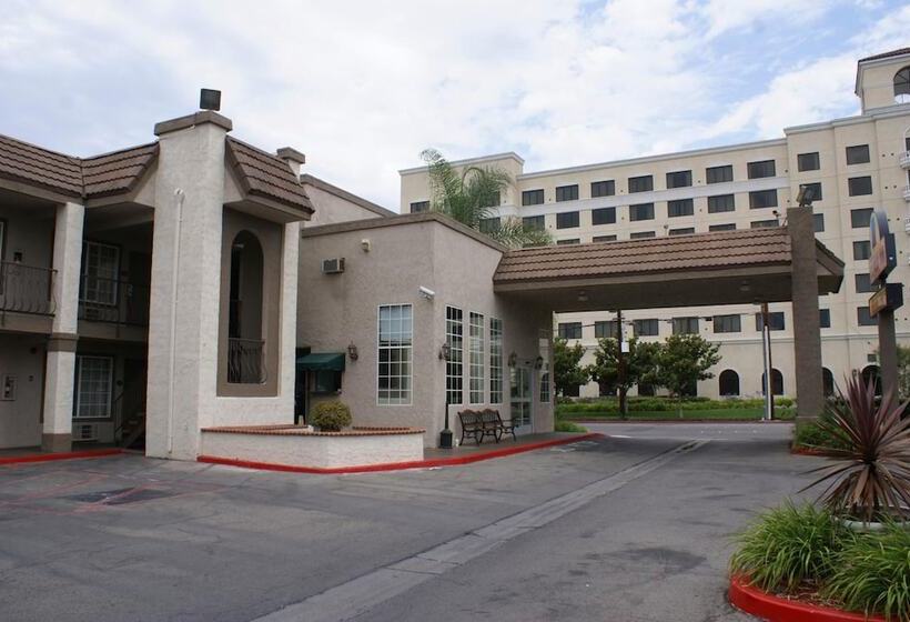 فندق Queens Inn Anaheim