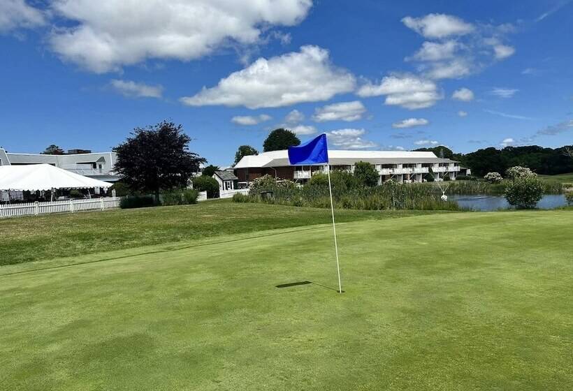 בית מלון כפרי Cape Cod Irish Village   The Emerald Resort