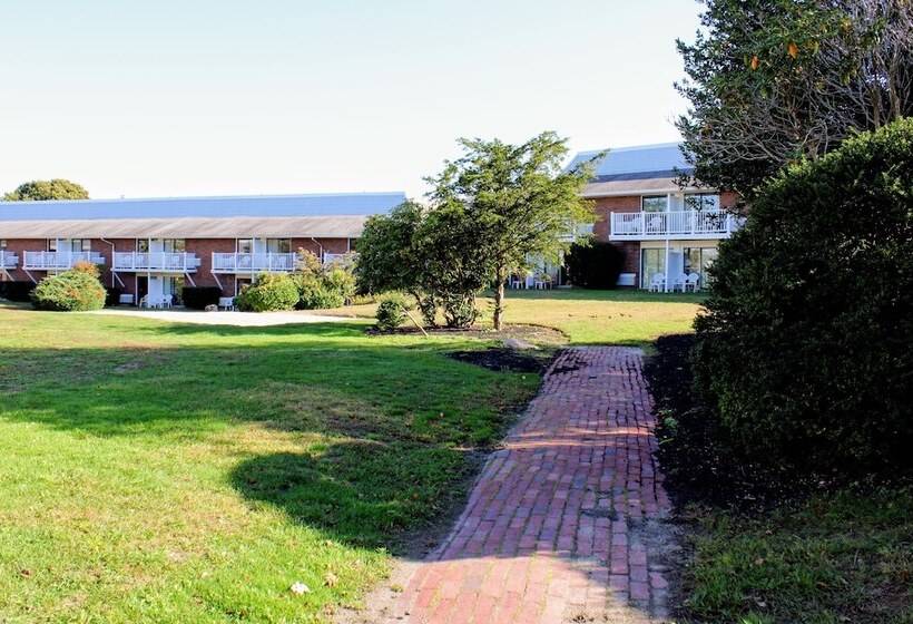 בית מלון כפרי Cape Cod Irish Village   The Emerald Resort