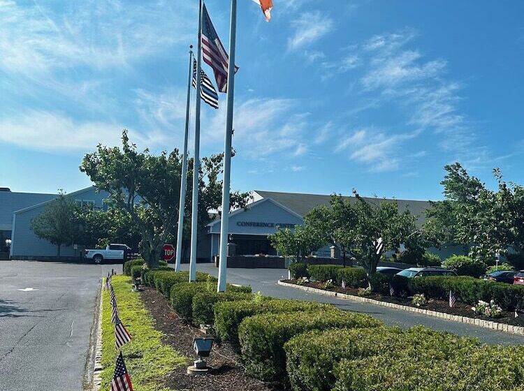 בית מלון כפרי Cape Cod Irish Village   The Emerald Resort