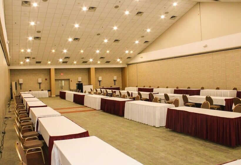 בית מלון כפרי Cape Cod Irish Village   The Emerald Resort