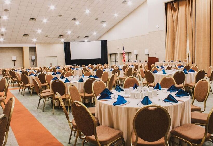 בית מלון כפרי Cape Cod Irish Village   The Emerald Resort