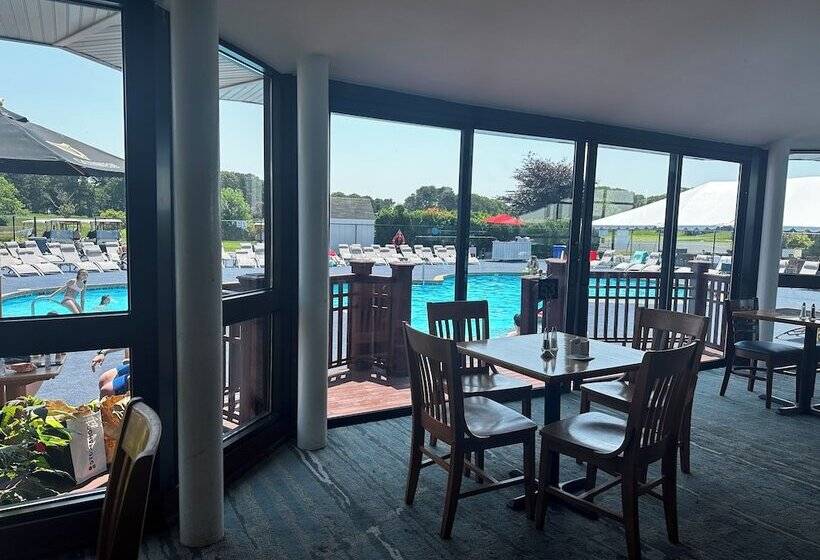 בית מלון כפרי Cape Cod Irish Village   The Emerald Resort