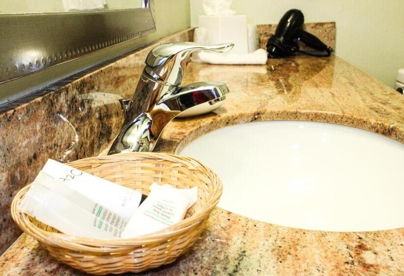 בית מלון כפרי Cape Cod Irish Village   The Emerald Resort