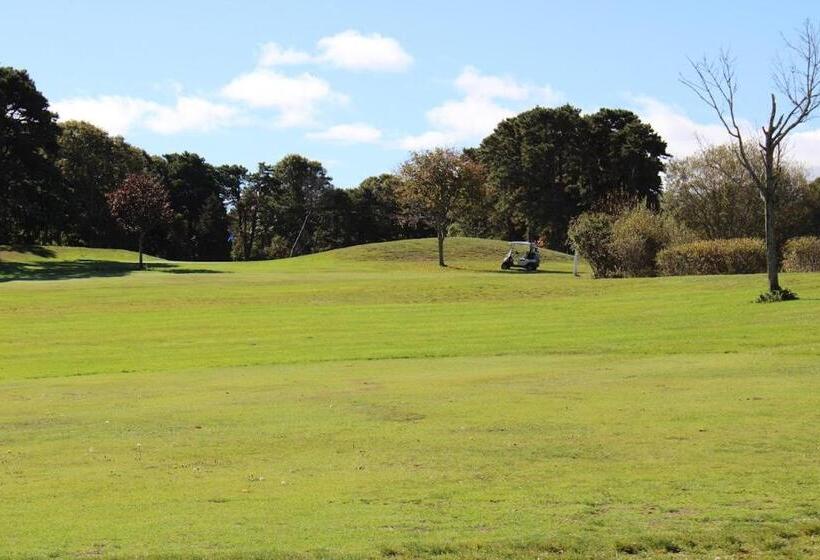 בית מלון כפרי Cape Cod Irish Village   The Emerald Resort