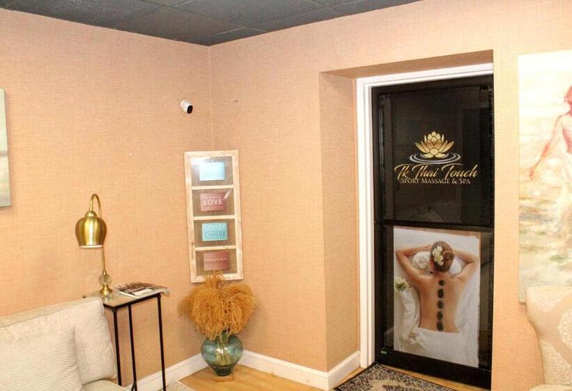 בית מלון כפרי Cape Cod Irish Village   The Emerald Resort