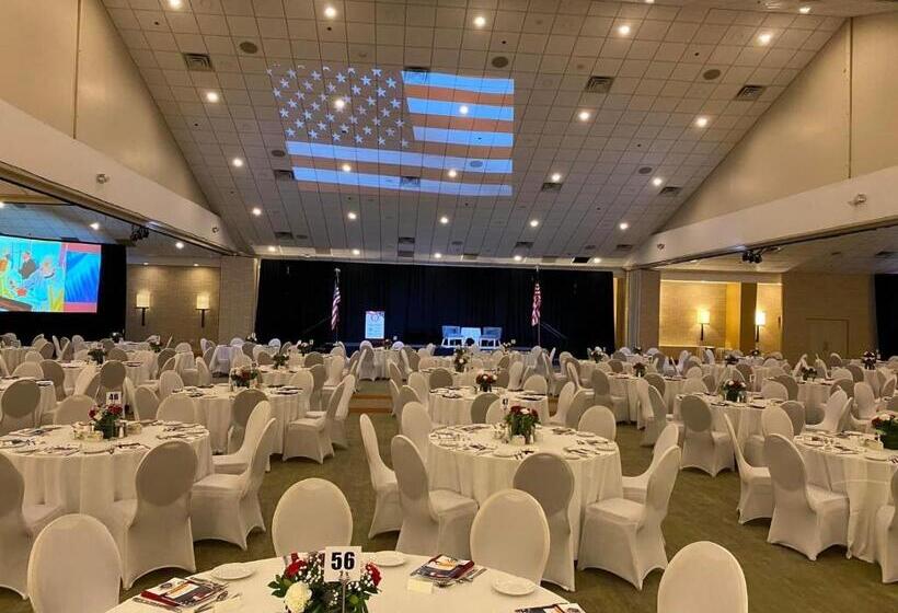 בית מלון כפרי Cape Cod Irish Village   The Emerald Resort