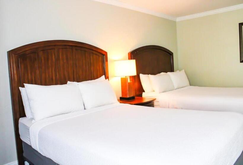 בית מלון כפרי Cape Cod Irish Village   The Emerald Resort