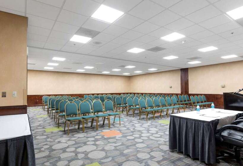 Clarion Hotel Detroit Metro Airport