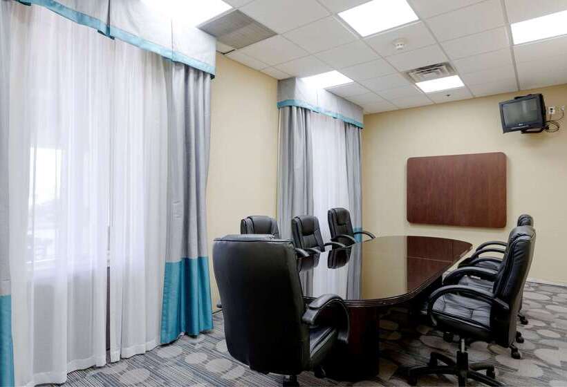 Clarion Hotel Detroit Metro Airport