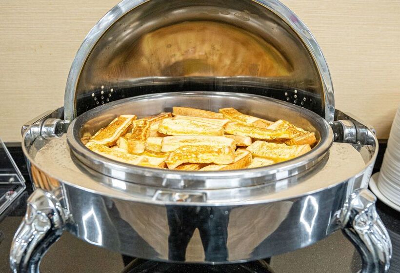 Clarion Hotel Detroit Metro Airport