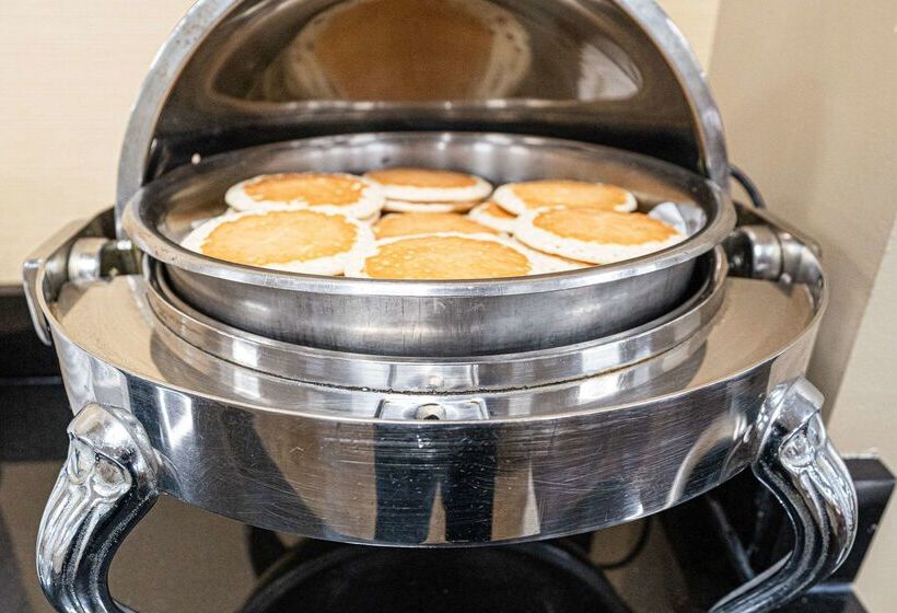 Clarion Hotel Detroit Metro Airport