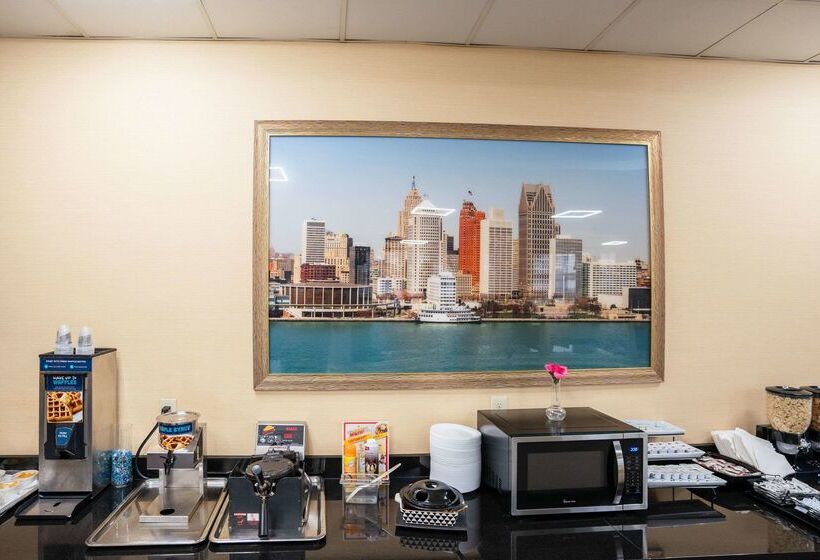 Clarion Hotel Detroit Metro Airport