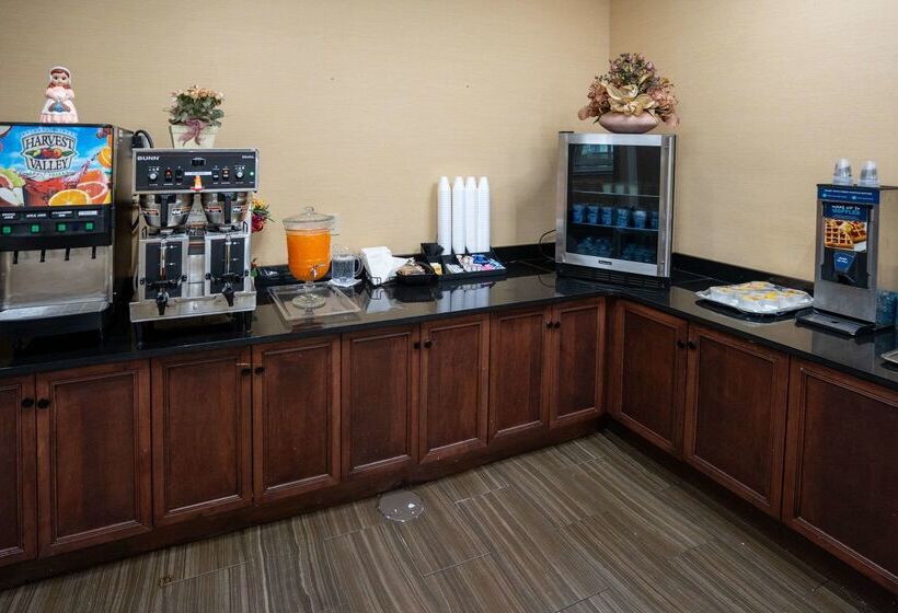 Clarion Hotel Detroit Metro Airport