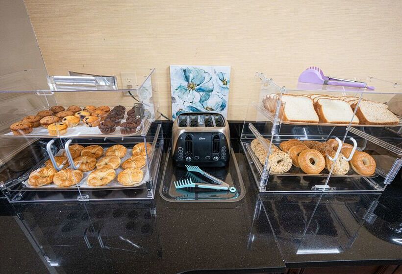 Clarion Hotel Detroit Metro Airport