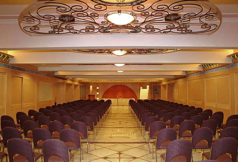 호텔 Comfort Inn President Near Ahmedabad Junction Station