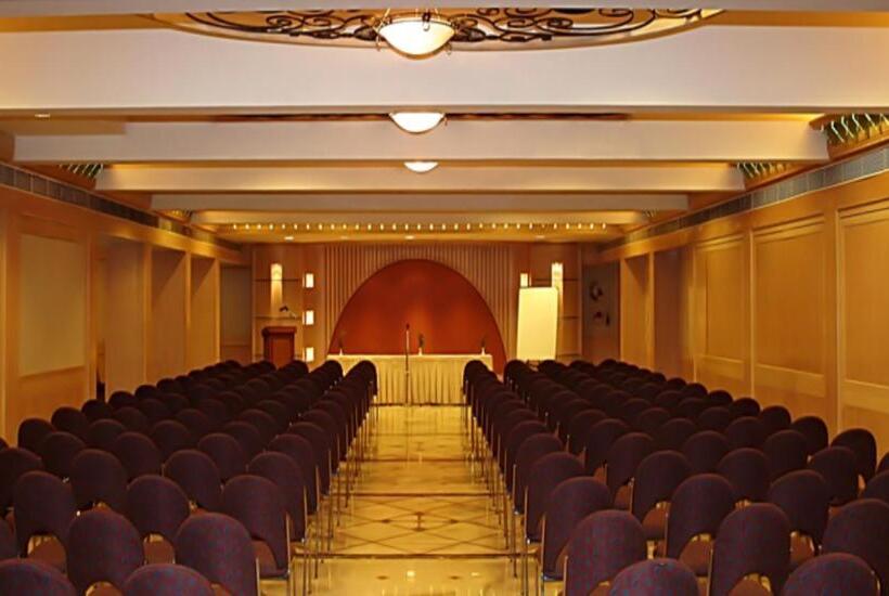 호텔 Comfort Inn President Near Ahmedabad Junction Station