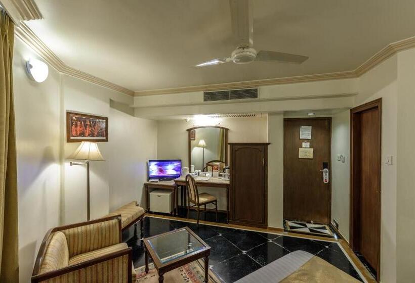 호텔 Comfort Inn President Near Ahmedabad Junction Station