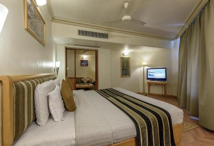 호텔 Comfort Inn President Near Ahmedabad Junction Station