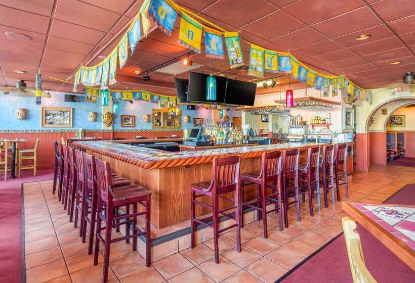 בית מלון כפרי Comfort Inn & Suites Logan International Airport