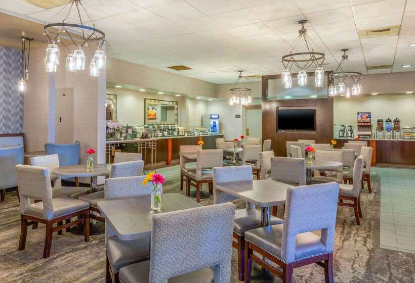 בית מלון כפרי Comfort Inn & Suites Logan International Airport