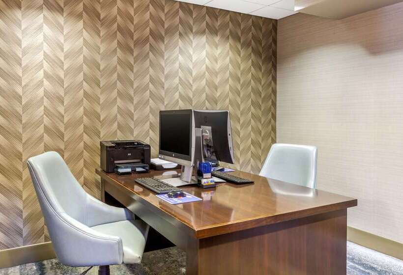 בית מלון כפרי Comfort Inn & Suites Logan International Airport