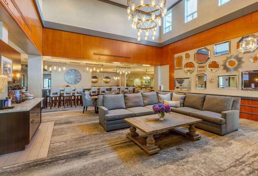 בית מלון כפרי Comfort Inn & Suites Logan International Airport