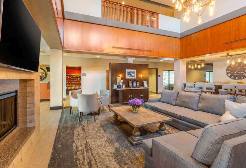 בית מלון כפרי Comfort Inn & Suites Logan International Airport