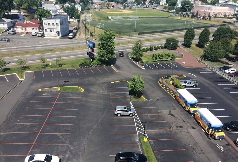 בית מלון כפרי Comfort Inn & Suites Logan International Airport