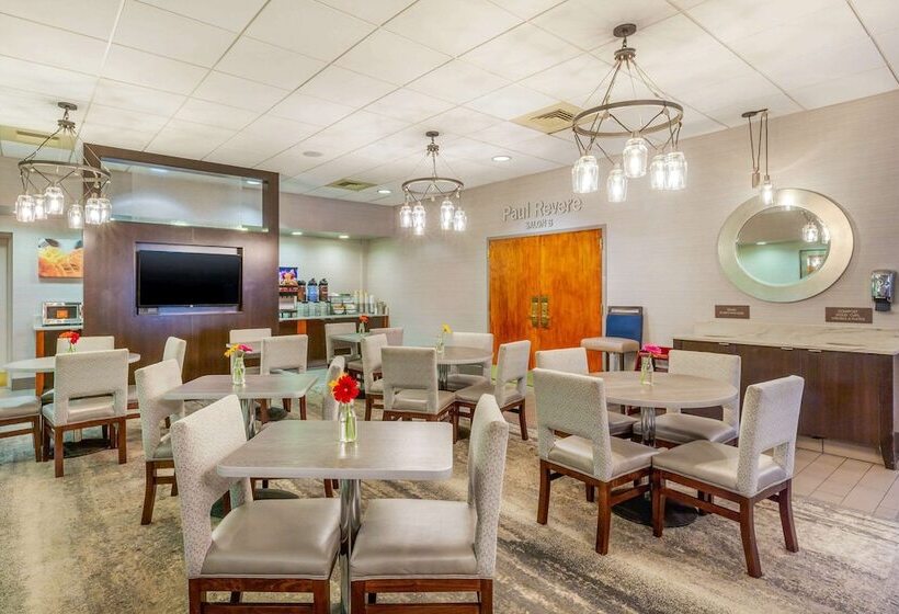 בית מלון כפרי Comfort Inn & Suites Logan International Airport