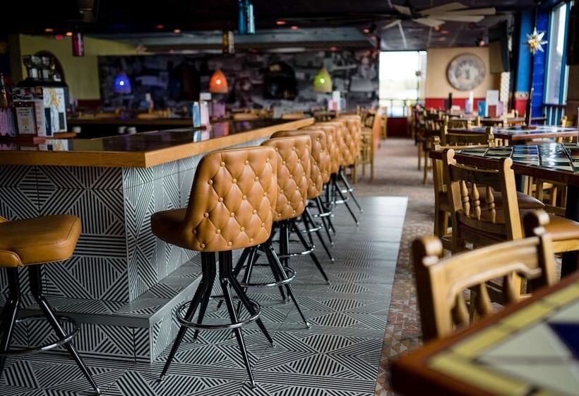 בית מלון כפרי Comfort Inn & Suites Logan International Airport