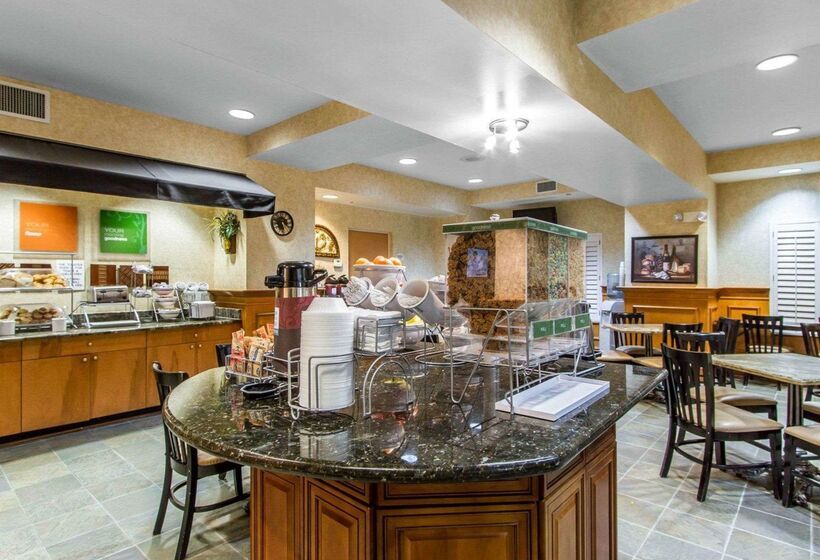 هتل Comfort Suites Airport