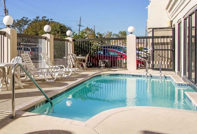 هتل Comfort Suites Airport