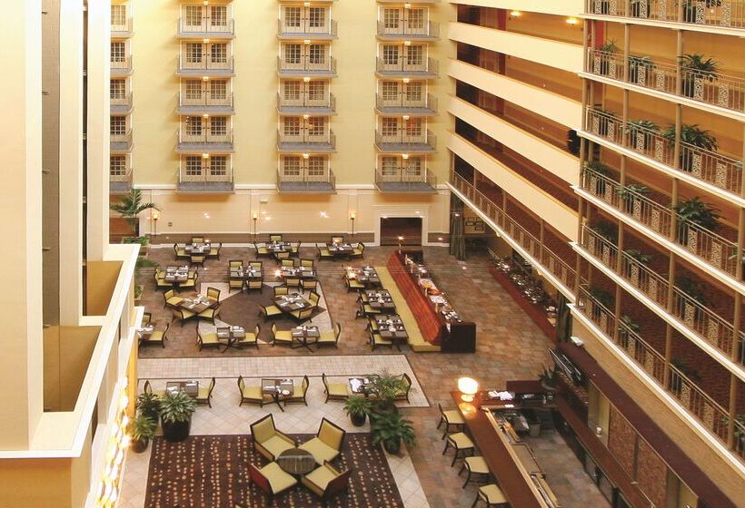 Отель Doubletree Suites By Hilton At The Battery Atlanta