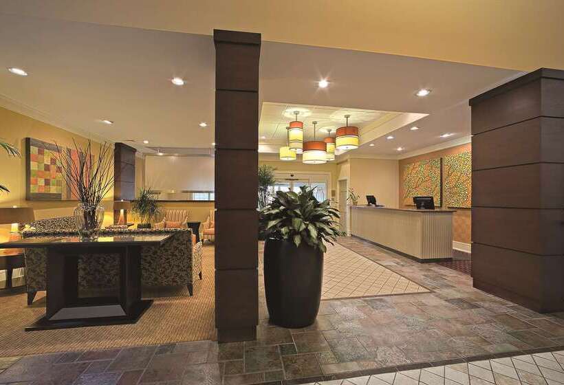 Отель Doubletree Suites By Hilton At The Battery Atlanta
