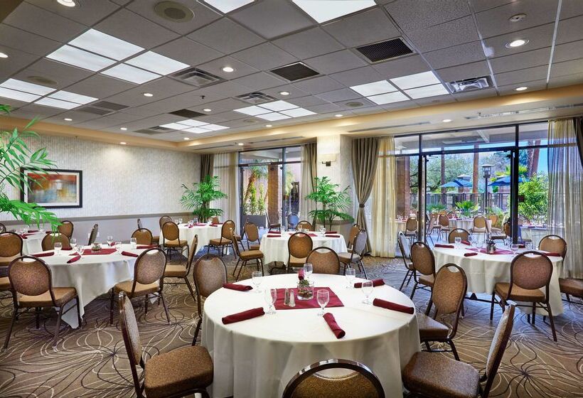 هتل Embassy Suites By Hilton Phoenix Scottsdale