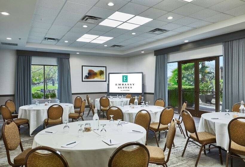 هتل Embassy Suites By Hilton Phoenix Scottsdale