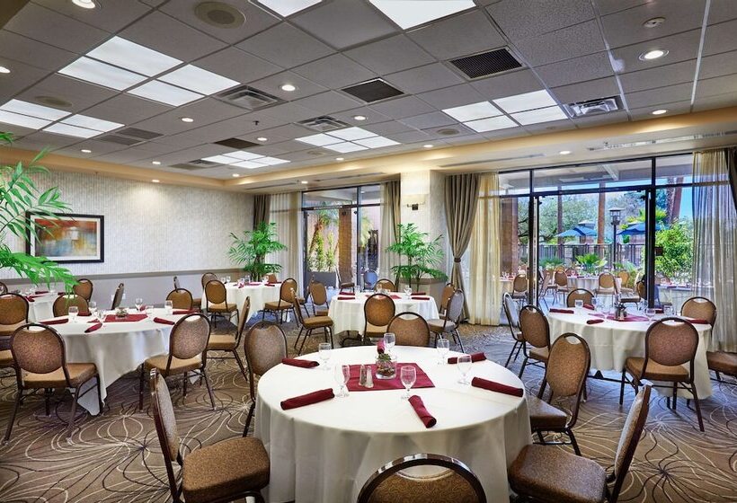 هتل Embassy Suites By Hilton Phoenix Scottsdale